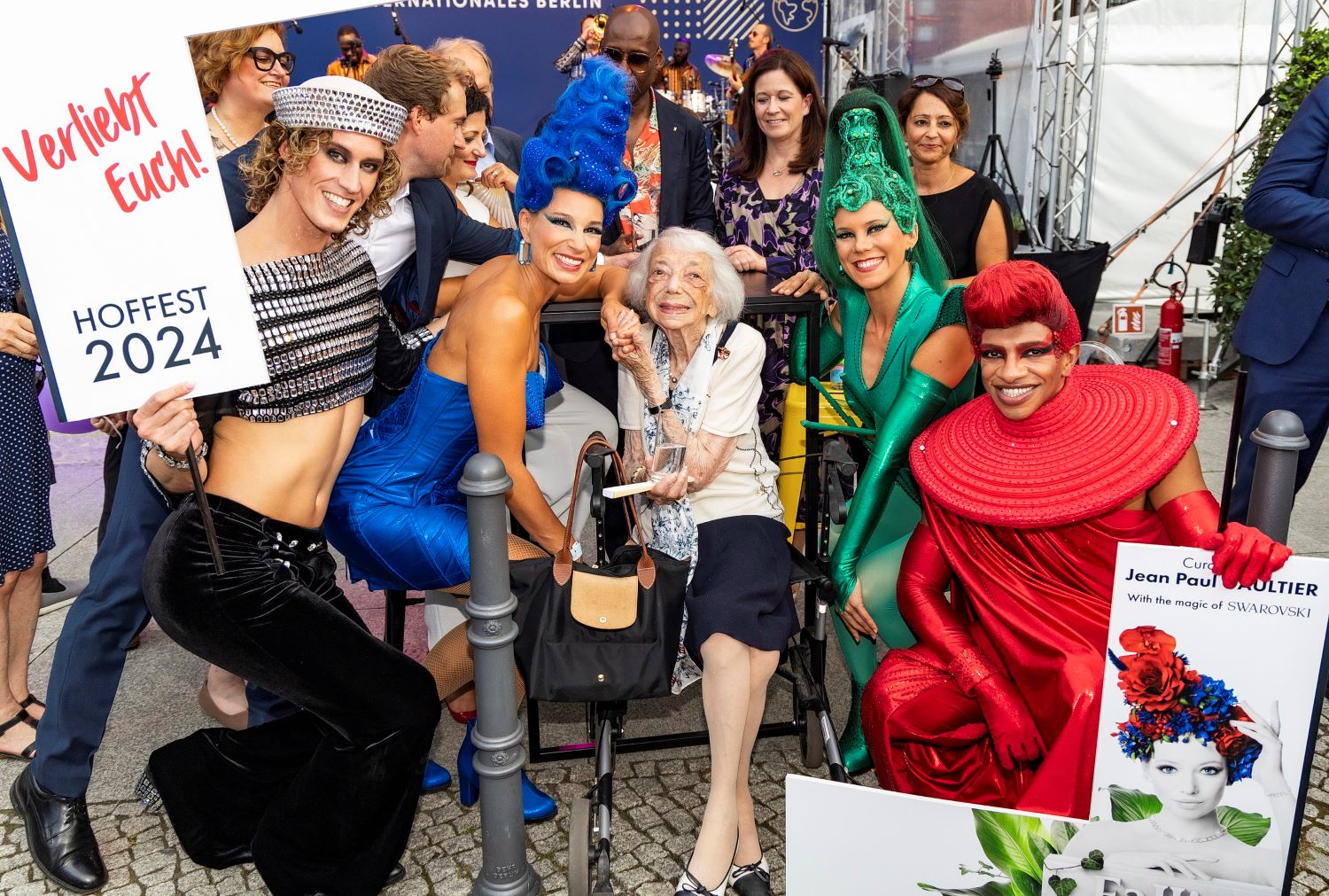 Gruppenbild mit Margot Friedländer und vier Tänzer:innen.